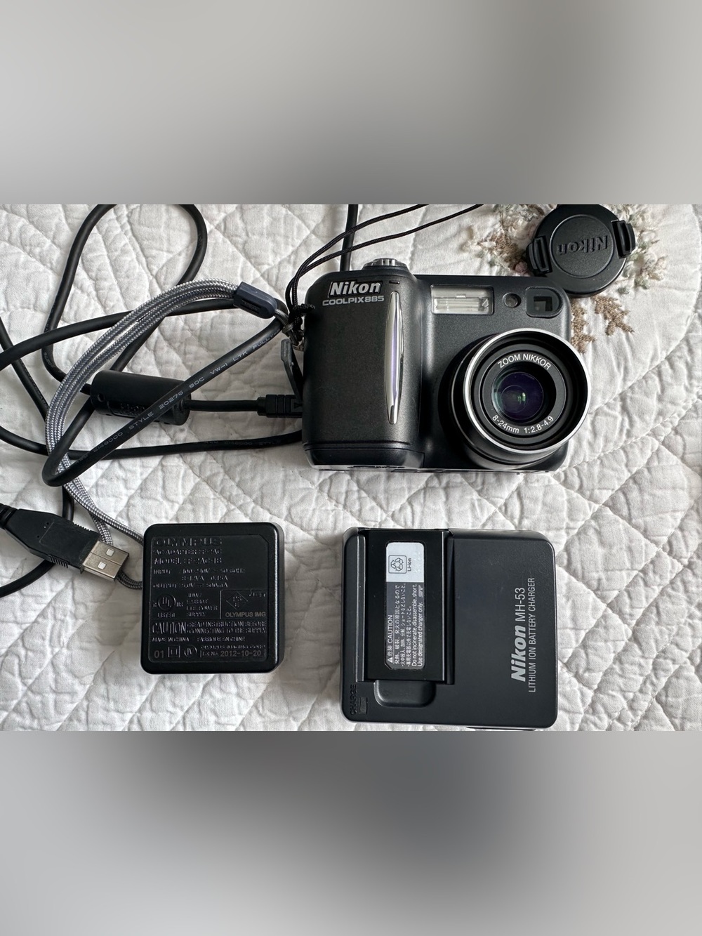 Nikon COOLPIX 885 Digital Camera in Black with Charger and USB Cable